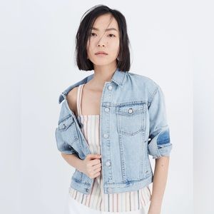 Madewell The Boxy-Crop Jean Jacket. Women’s size XS. Light wash.